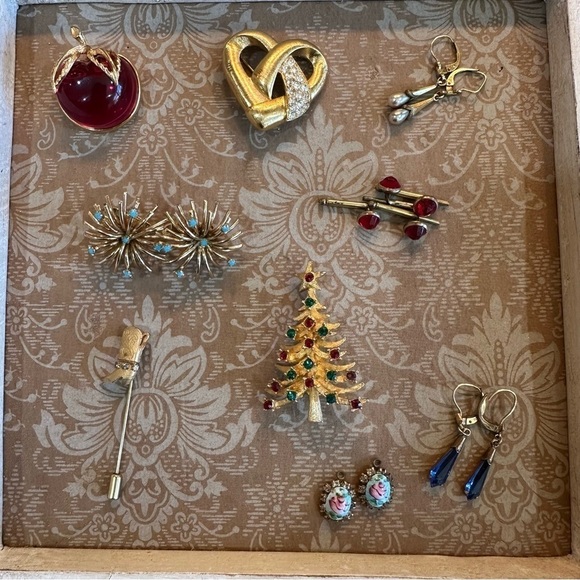 Anthropologie Shadow Not Such a Mystery Jewelry Box Lot of 9 Pieces of Jewelry - Picture 3 of 9